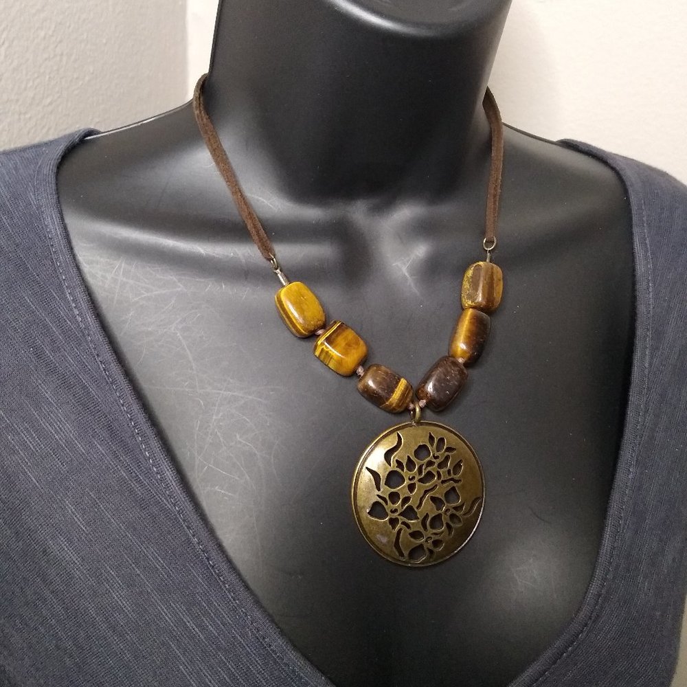 Vintage Avon Stone Bead And Metal Pendant Necklace Adjustable 17 To 20 Inches